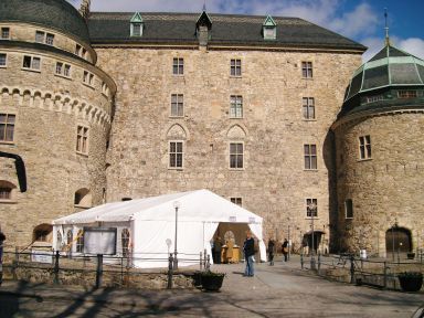 Örebro slott med garderobstält vid vinprovningsentrén
